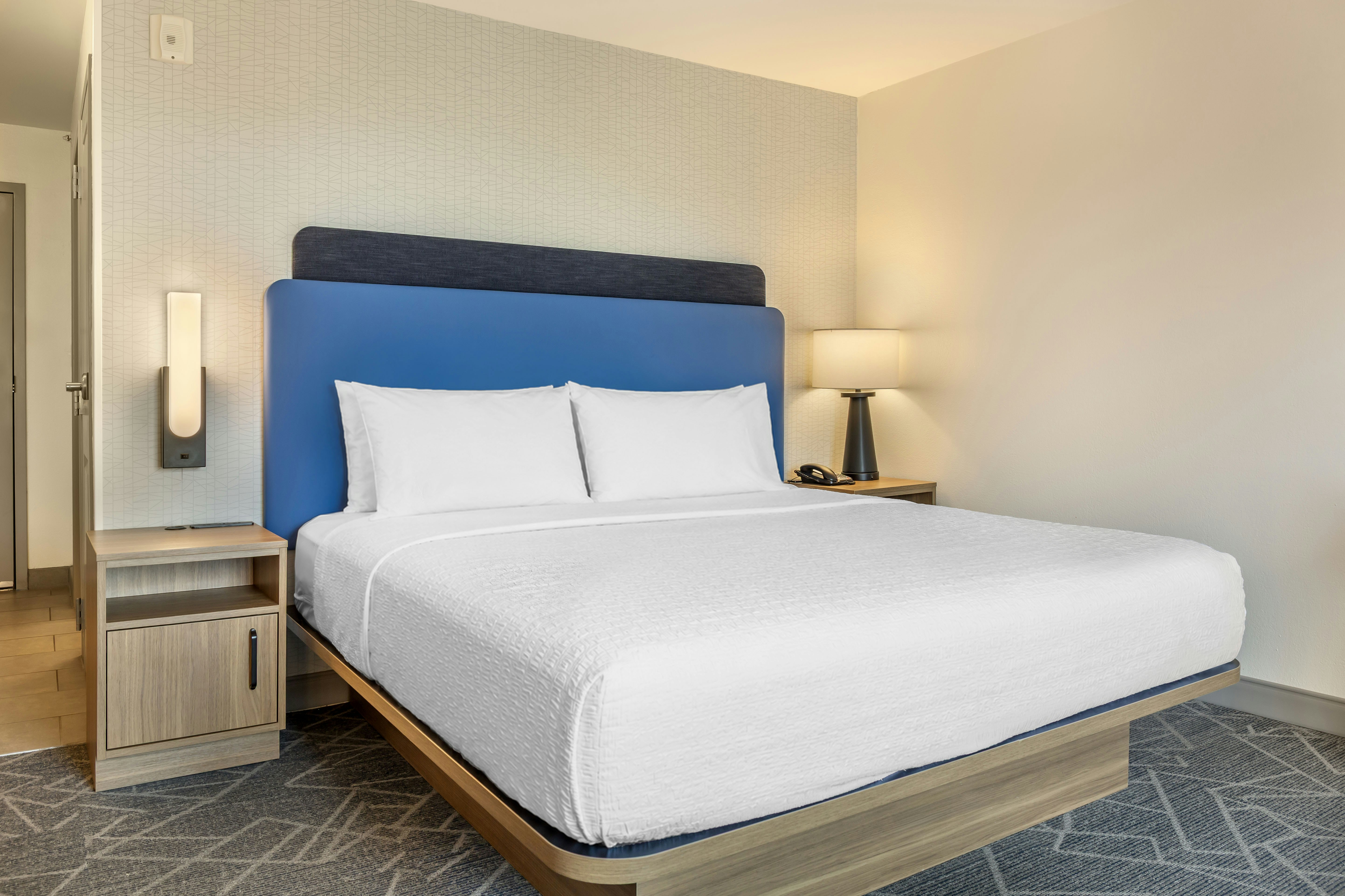 ROOM, KING BED