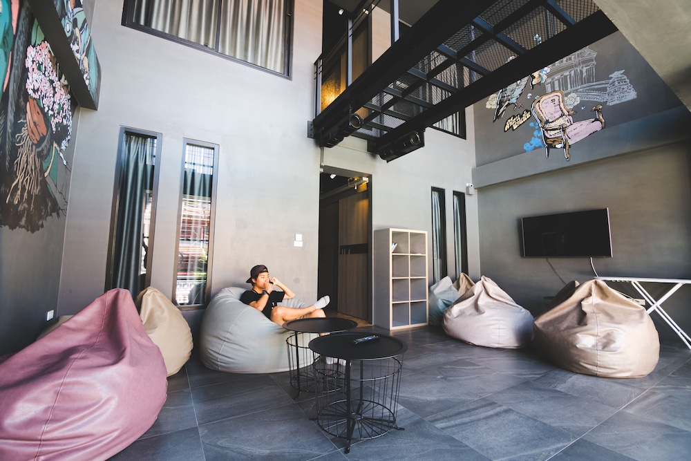 Issara By D Hostel 77/93