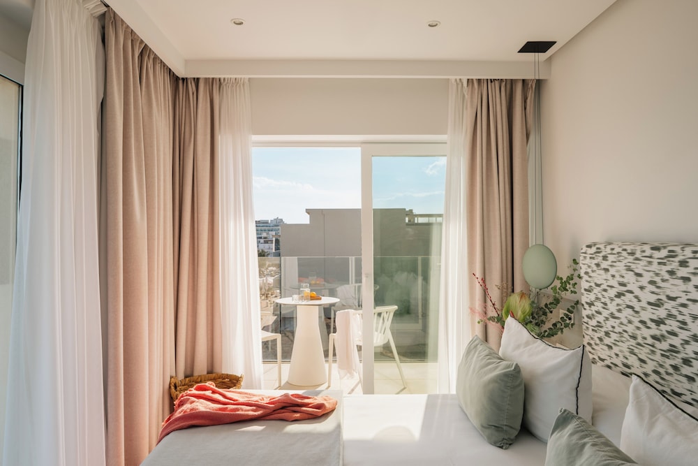DELUXE, PARTIAL SEA VIEW