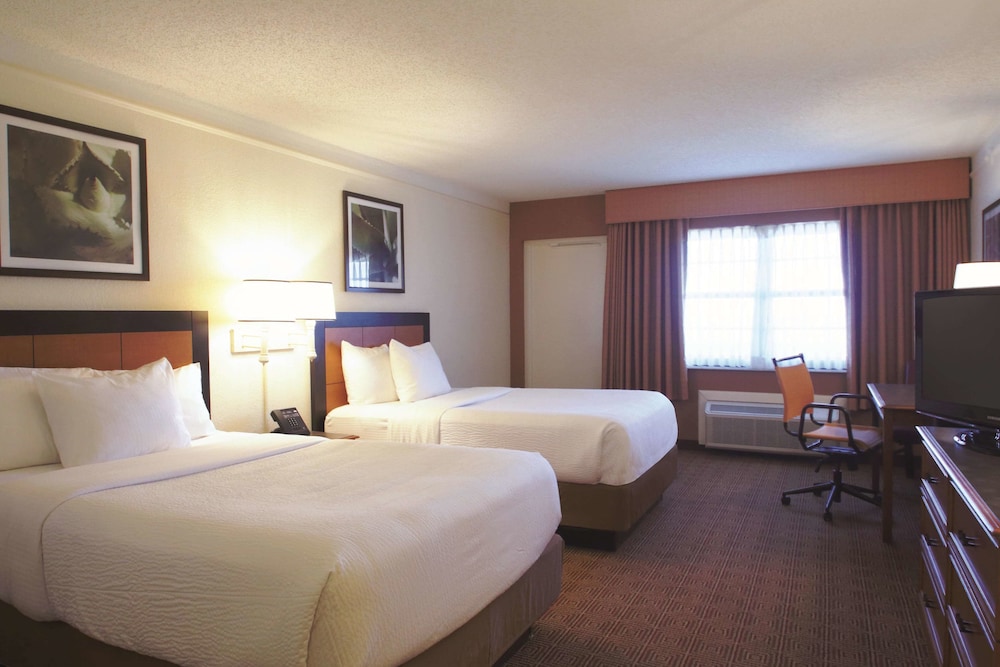 La Quinta Inn & Suites by Wyndham Coral Springs Univ Dr 13/23