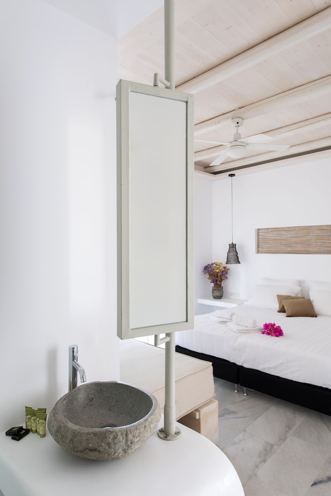 Zefi Hotel & Suites 27/75