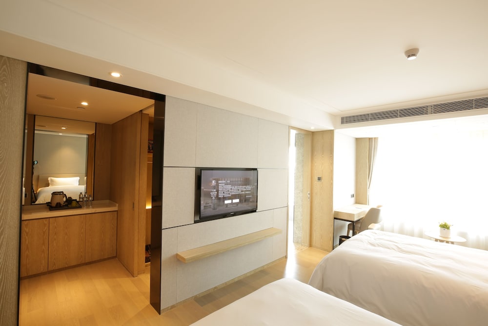 LUXURY, TWIN BEDS