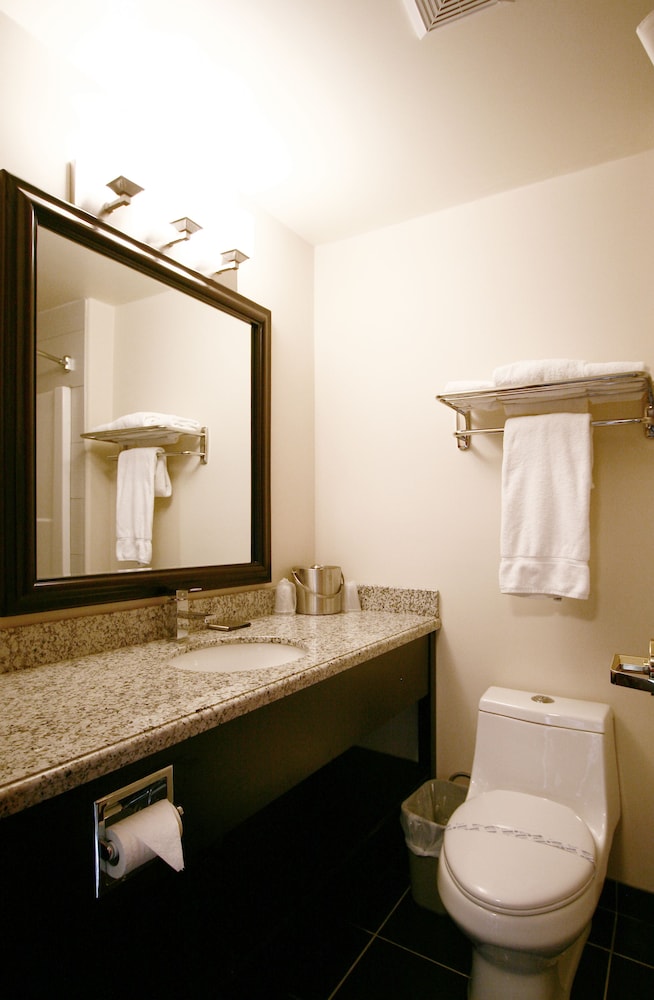 Foxwood Inn & Suites 25/51