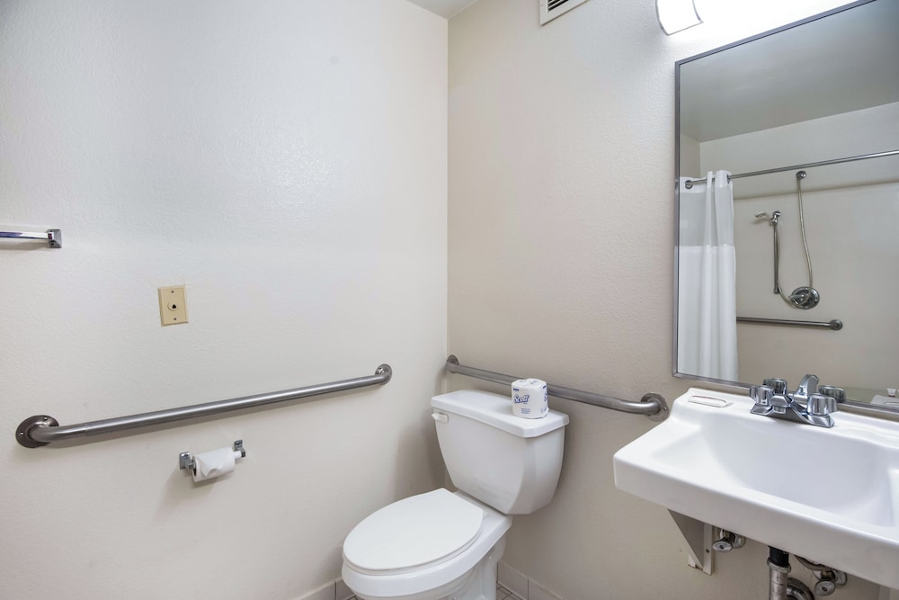 HomeTowne Studios By Red Roof Colorado Springs - Airport 23/27