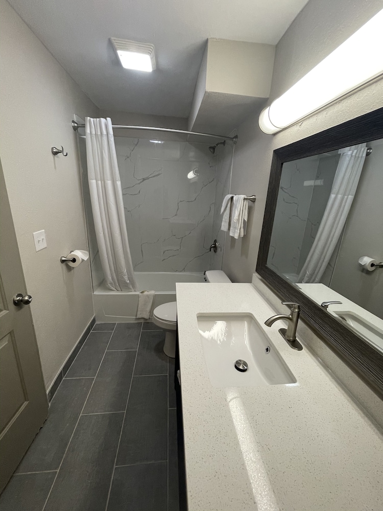 Baymont by Wyndham Dothan 48/48