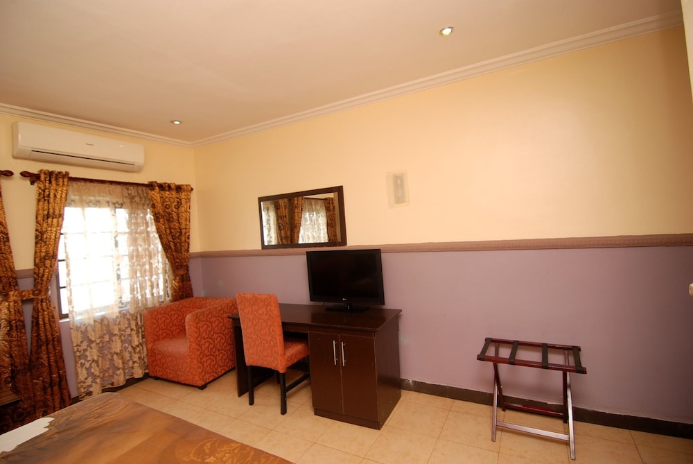 Trafford Hotel 30/50