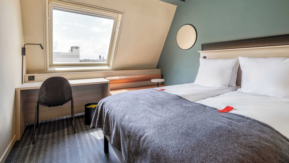 ROOM, QUEEN BED, SMALL