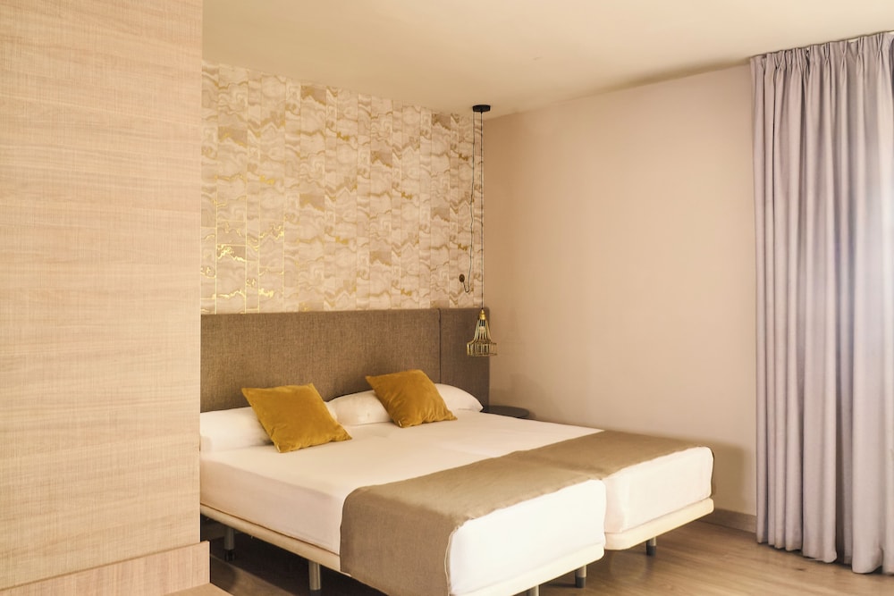 Ona Marbella Inn 7/40