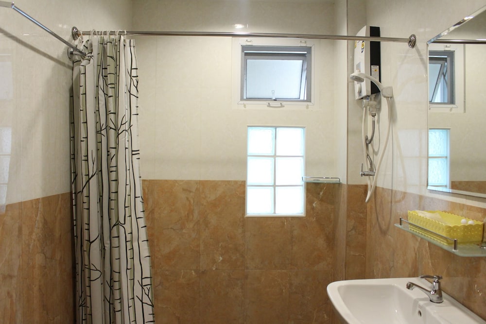 Samsen Sam Place Hotel 60/66