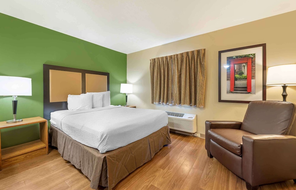 ROOM, QUEEN BED, SOFA, KITCHEN