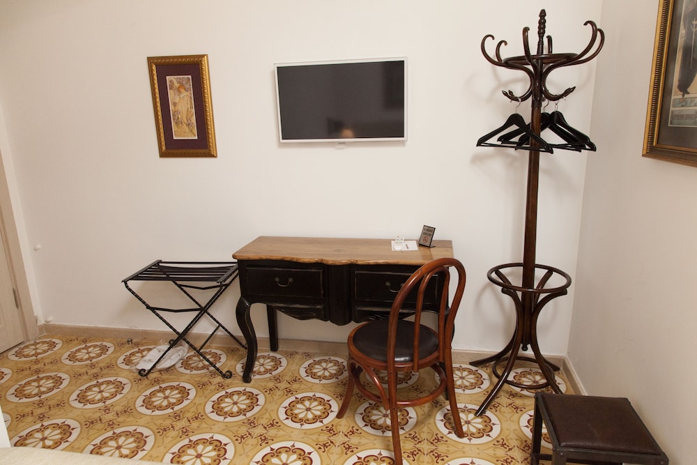Villa Pera Suite Hotel 75/81