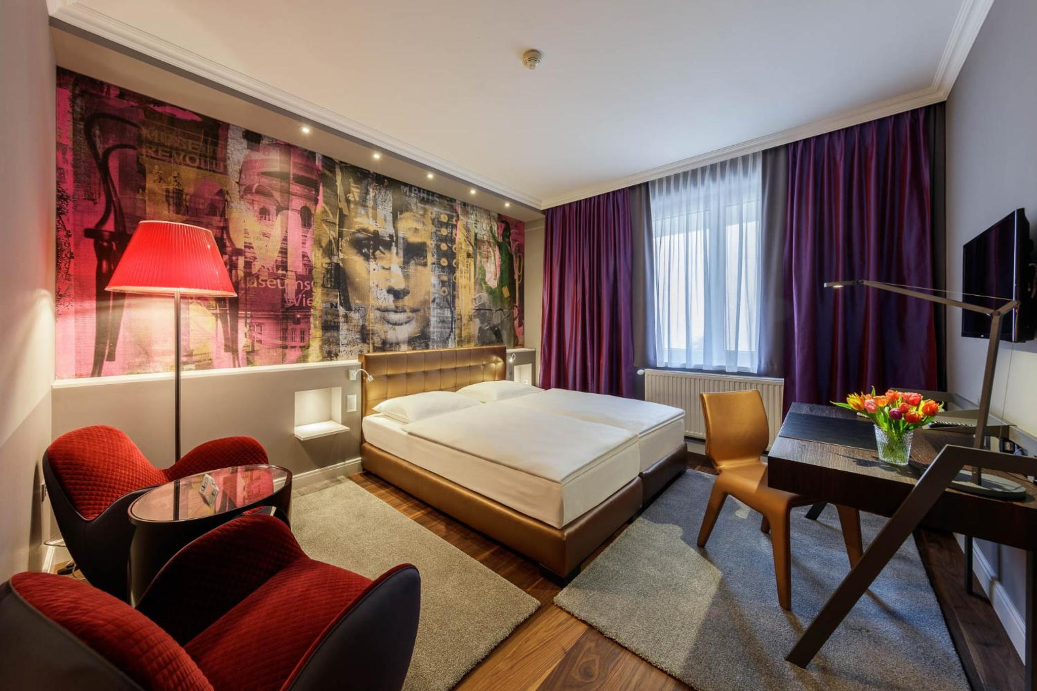 Deluxe, Queen Bed, Street View