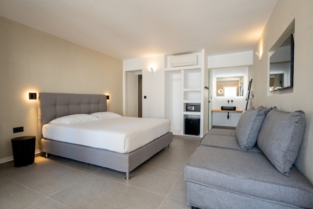 Superior, King Bed, Pool Side, Sofa