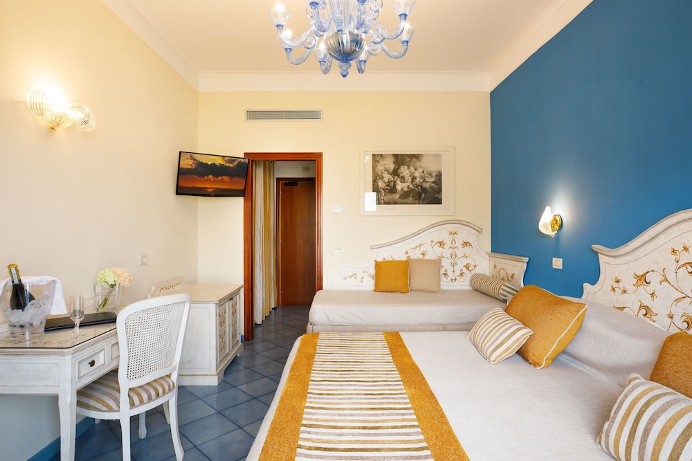 ROOM, DOUBLE OR TWIN BED, BALCONY