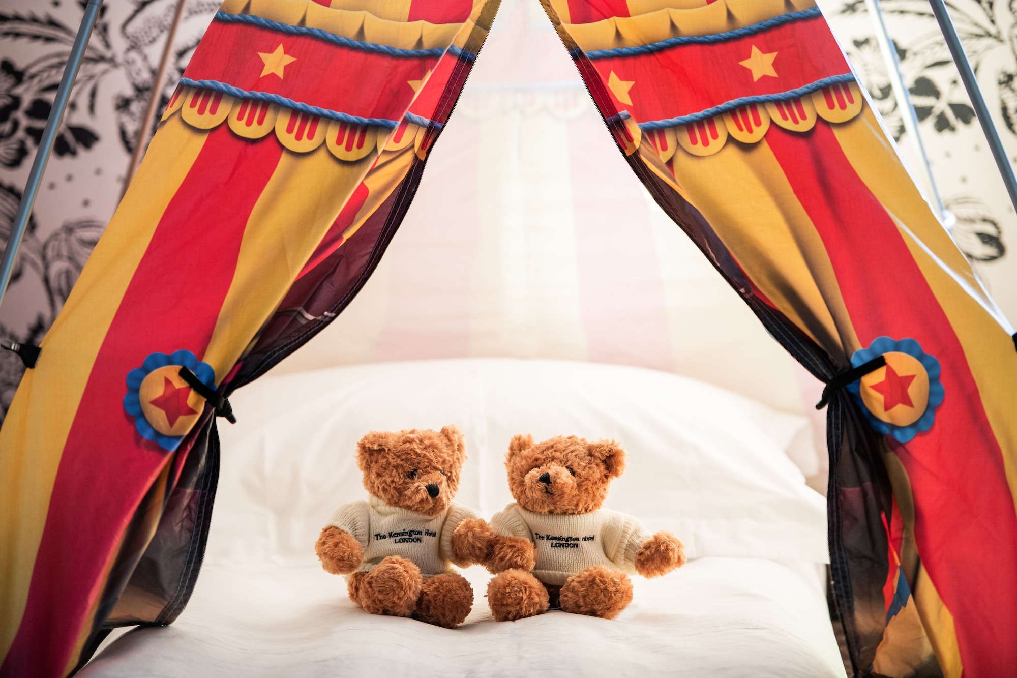 DELUXE, 2 DOUBLE BEDS