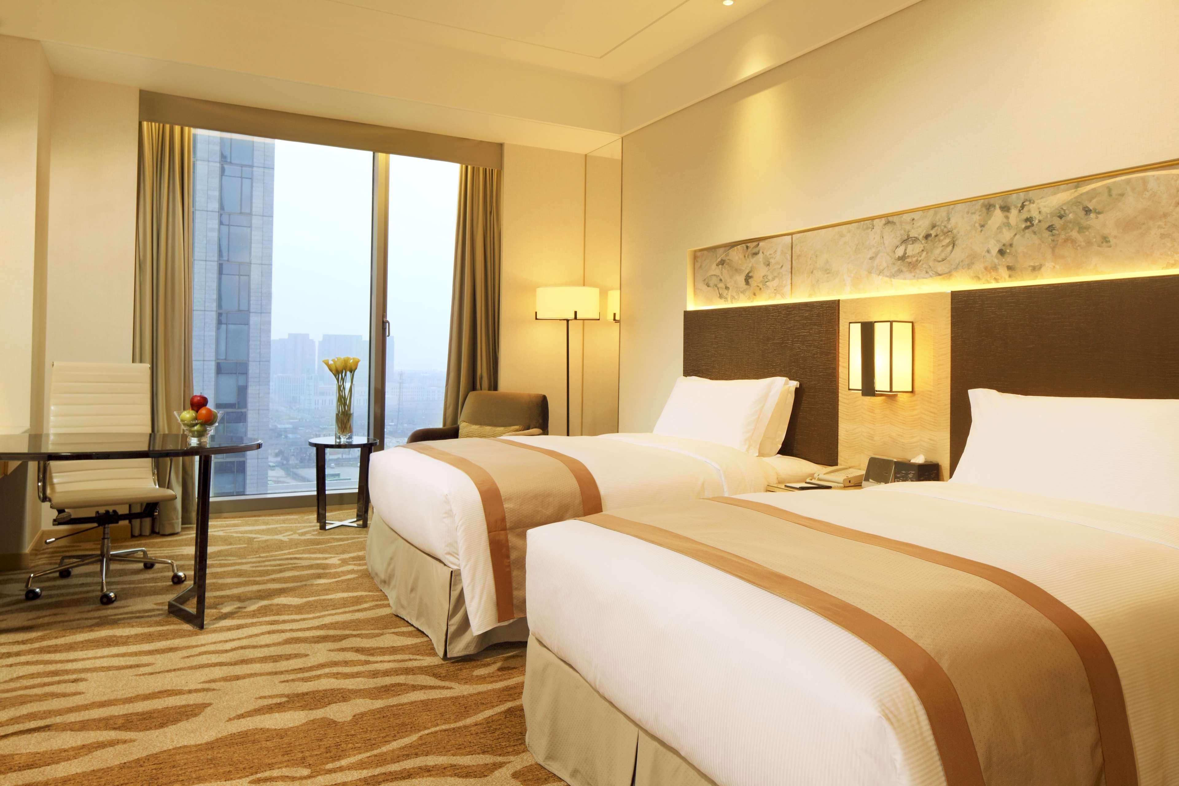 EXECUTIVE, TWIN BEDS, LOUNGE ACCESS