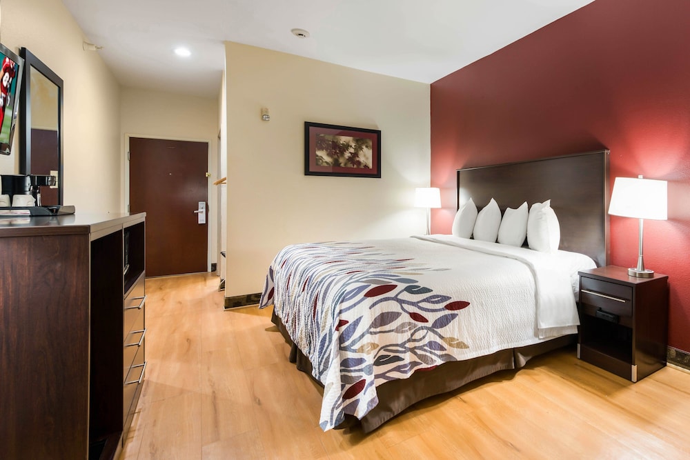 Econo Lodge Inn & Suites Monee 20/59