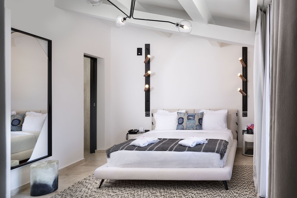Sulia House Porto Rotondo, Curio Collection by Hilton 18/99