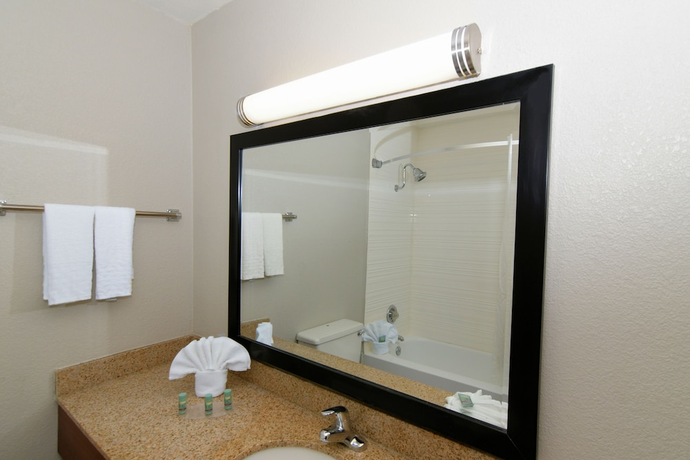 Rock Island Inn & Suites Marshalltown 52/55