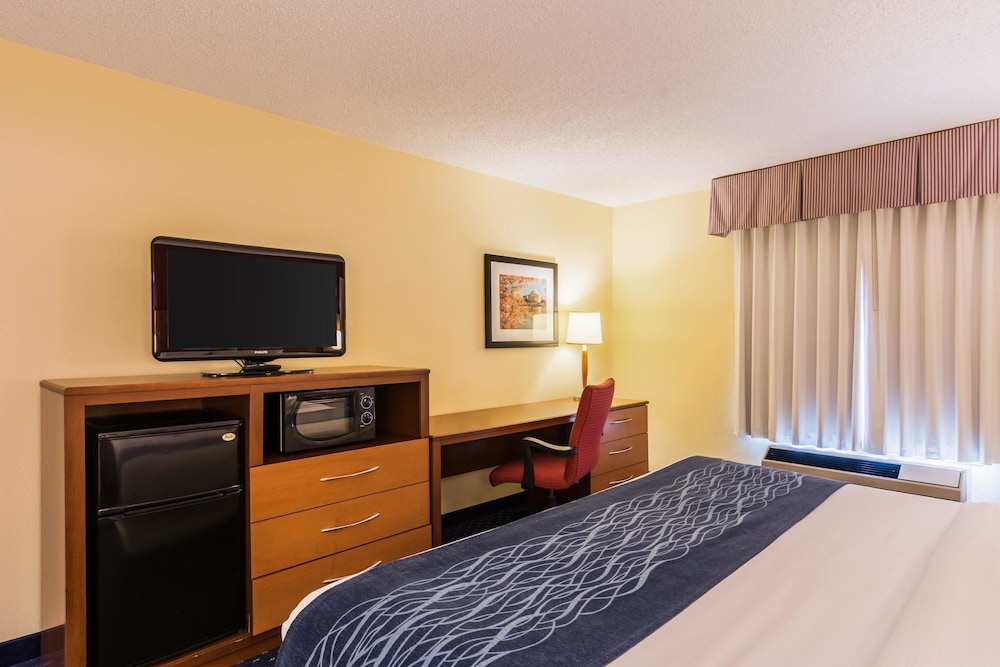 Fairfield by Marriott Inn & Suites Clinton 9/43