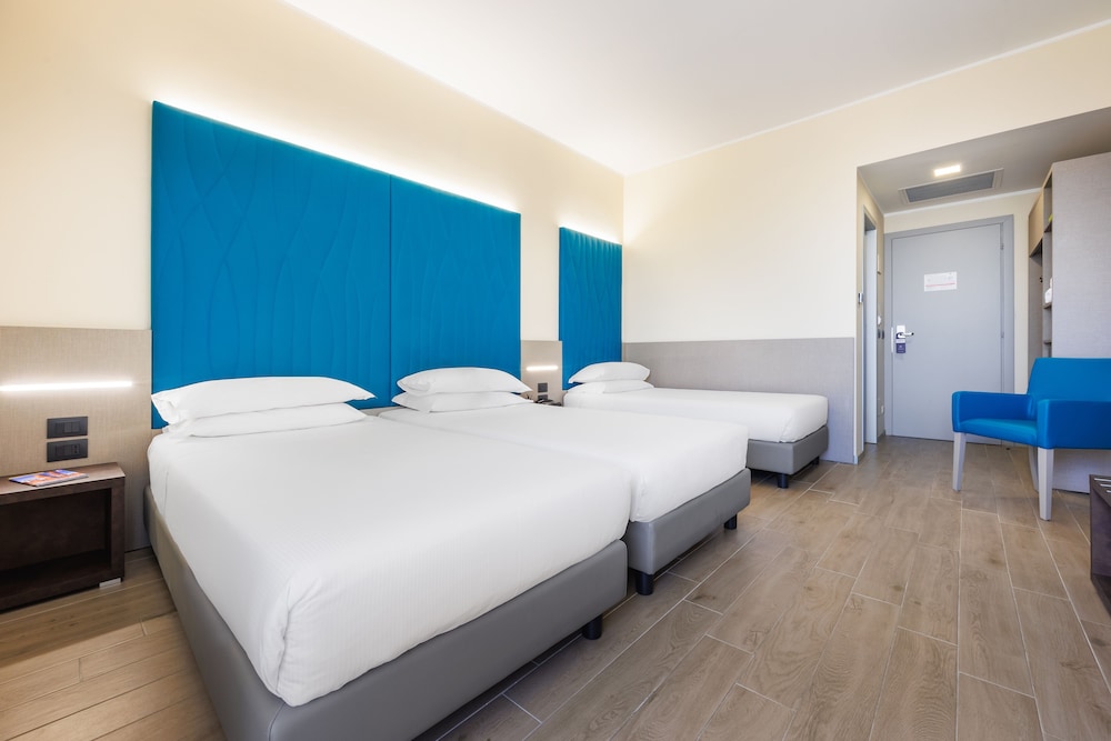 غرفة عائلية ثلاثية بسرير مزدوج وسرير فردي، JR Hotels Gate 7 Bologna 3/7