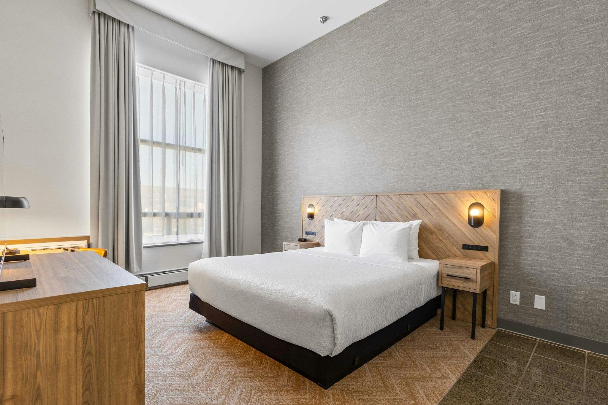 Sandman, Suite, King Bed, Hot Tub, Kitchenette