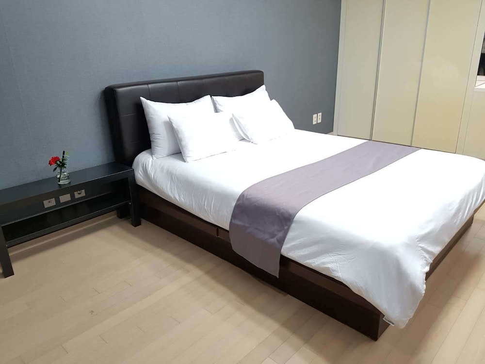 ROOM, DOUBLE BED