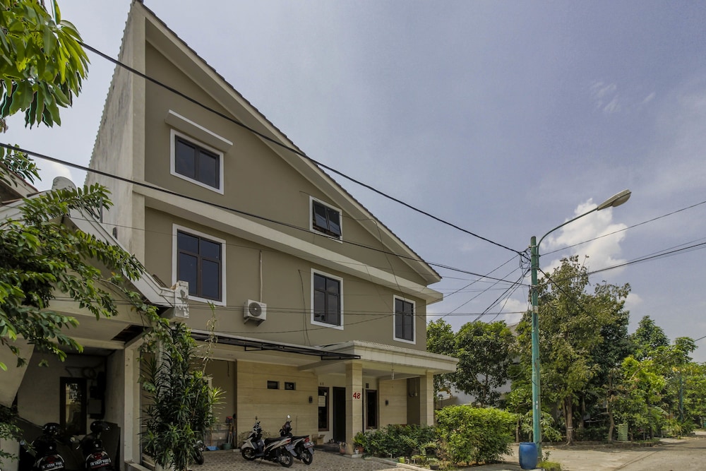 Reddoorz Plus Near Lippo Cikarang Mall 1/21