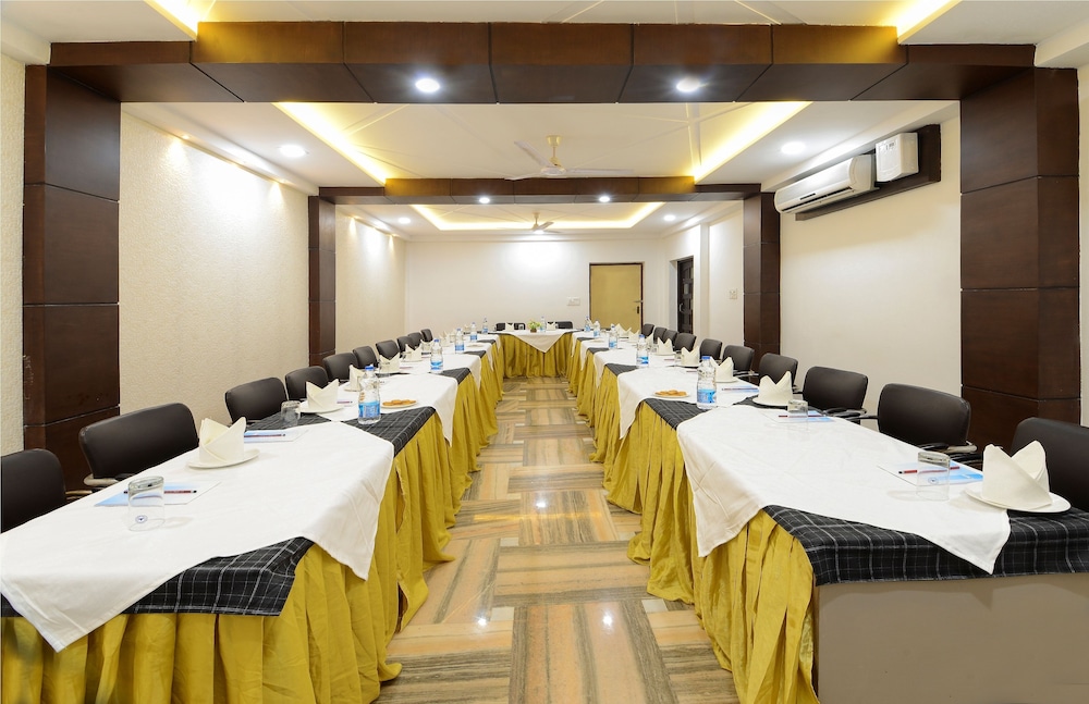 HOTEL ASHISH PALACE 30/32