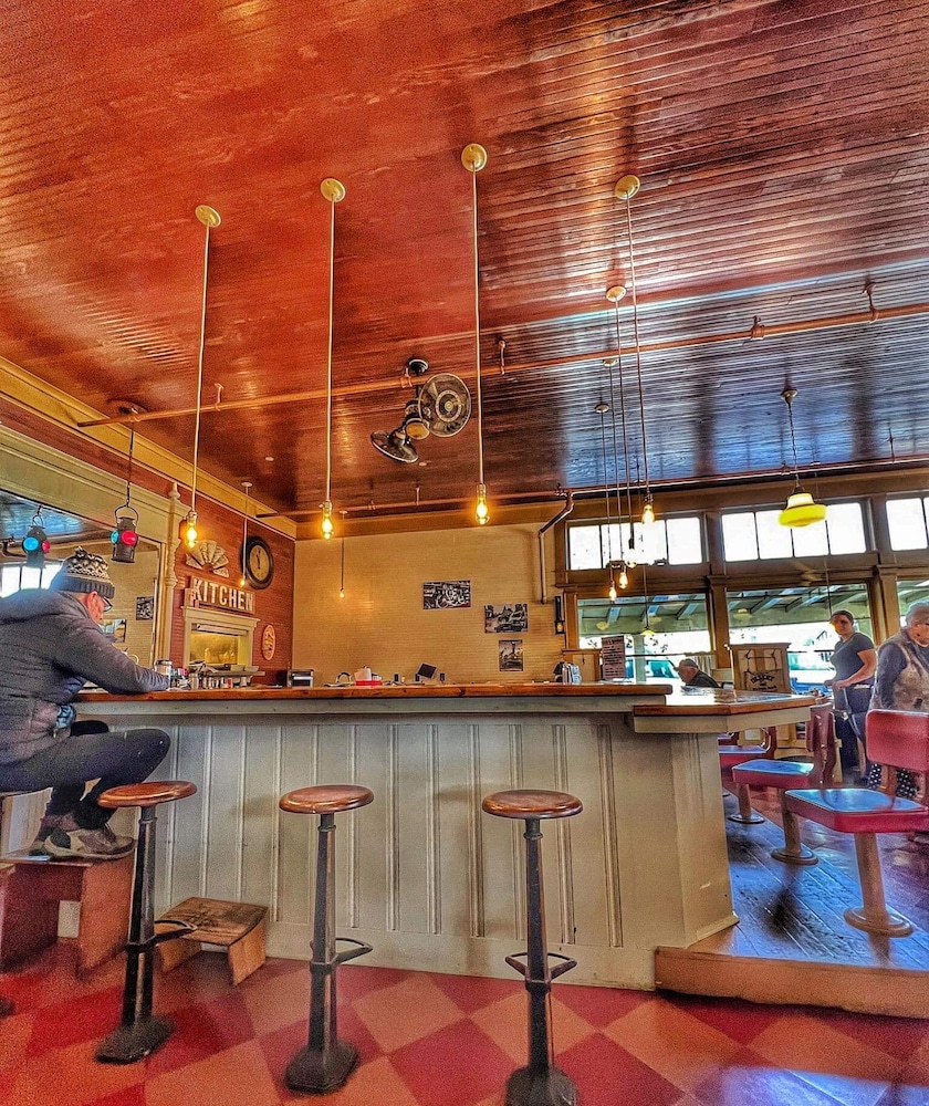 McCloud River Mercantile Inn 34/50