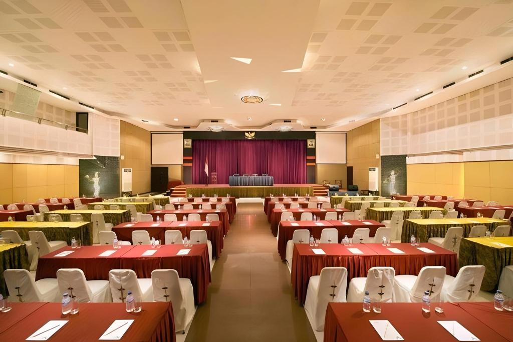 Puri Perdana Hotel & Convention Hall 41/57