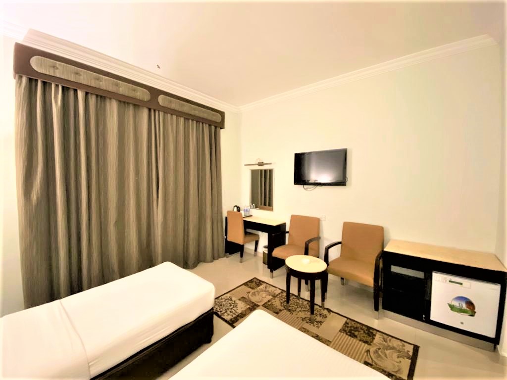 Room, Twin Beds, Pool Access 3/5