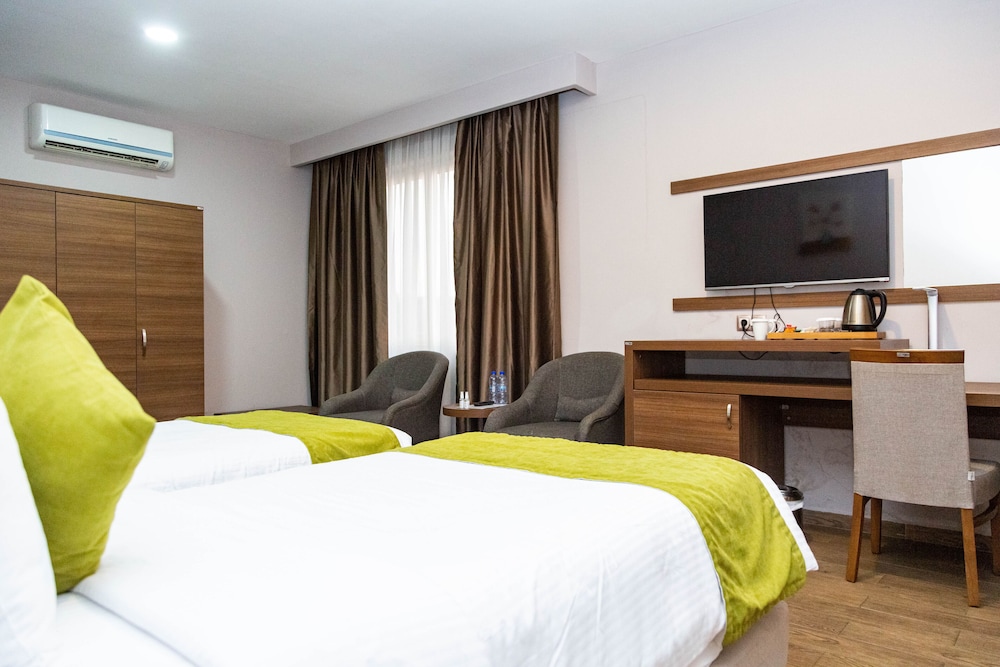 AH Hotel and Conference 15/50