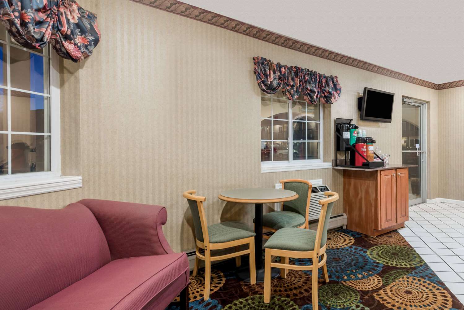 Howard Johnson by Wyndham Lenox 8/12