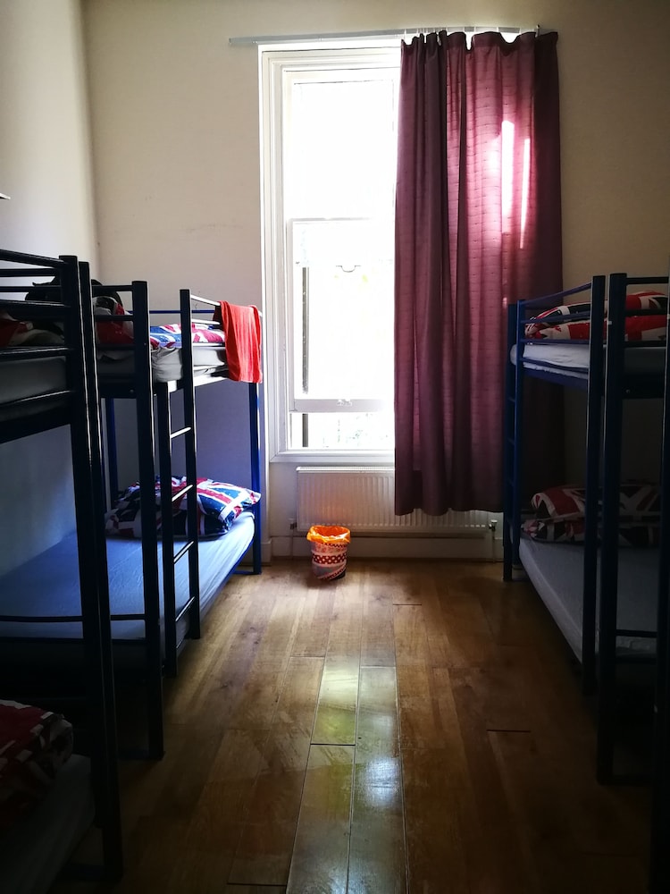 Saint James Backpackers 24/50