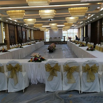 The Club Emerald Chembur 1/51