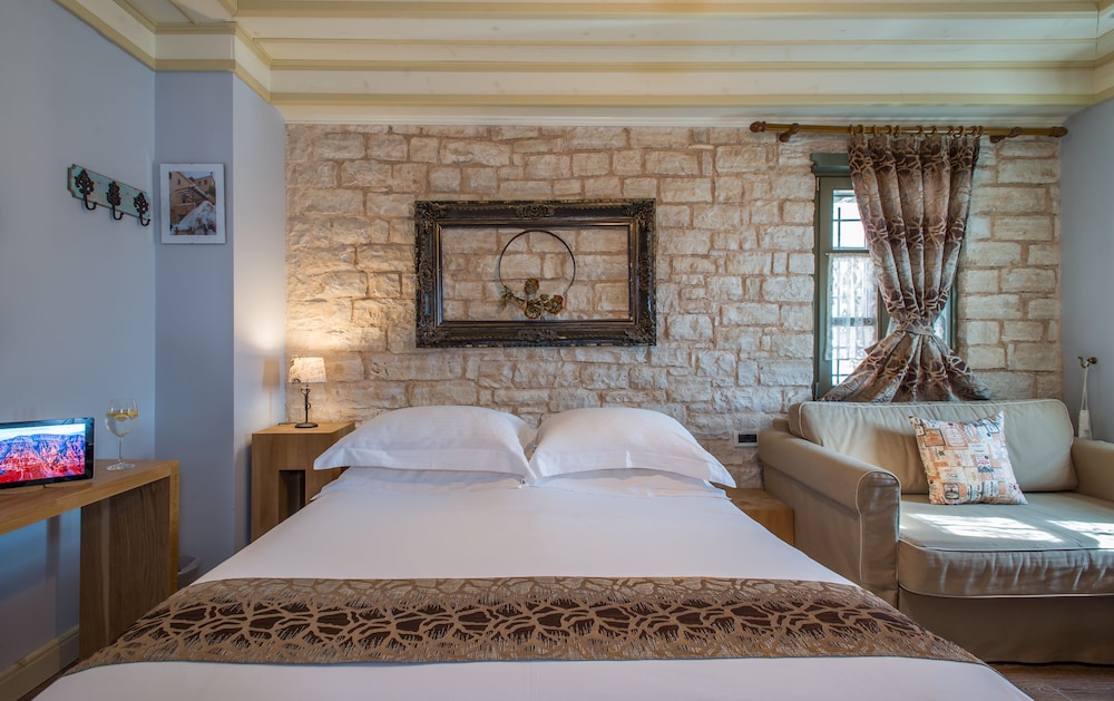 Pirrion Hotel 10/50