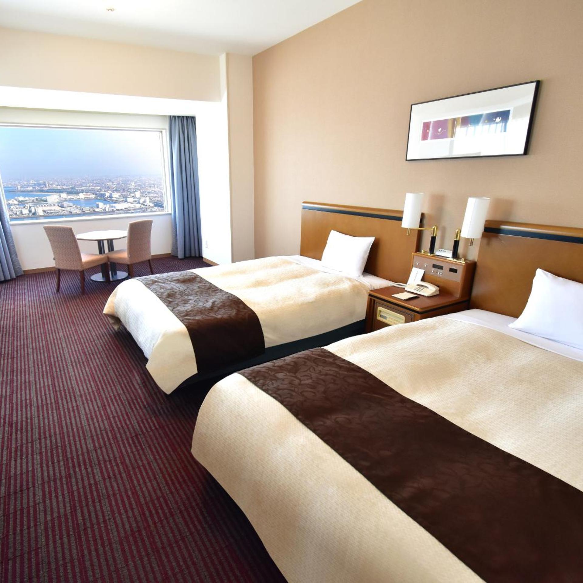 Deluxe, Twin Beds, Airport View, Corner