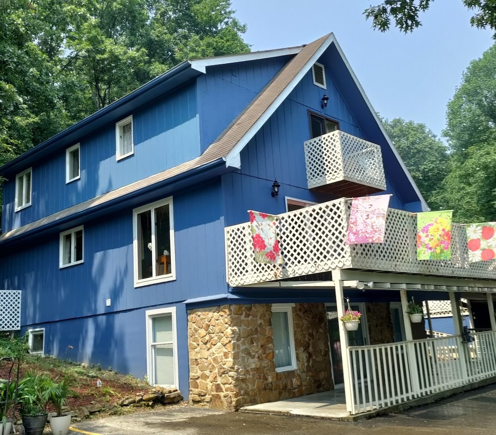 Lil Black Bear Inn 5/74