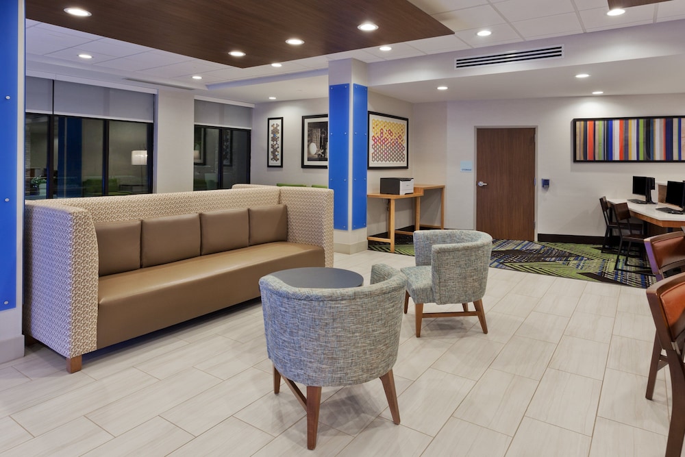 Holiday Inn Express & Suites Fayetteville 36/62