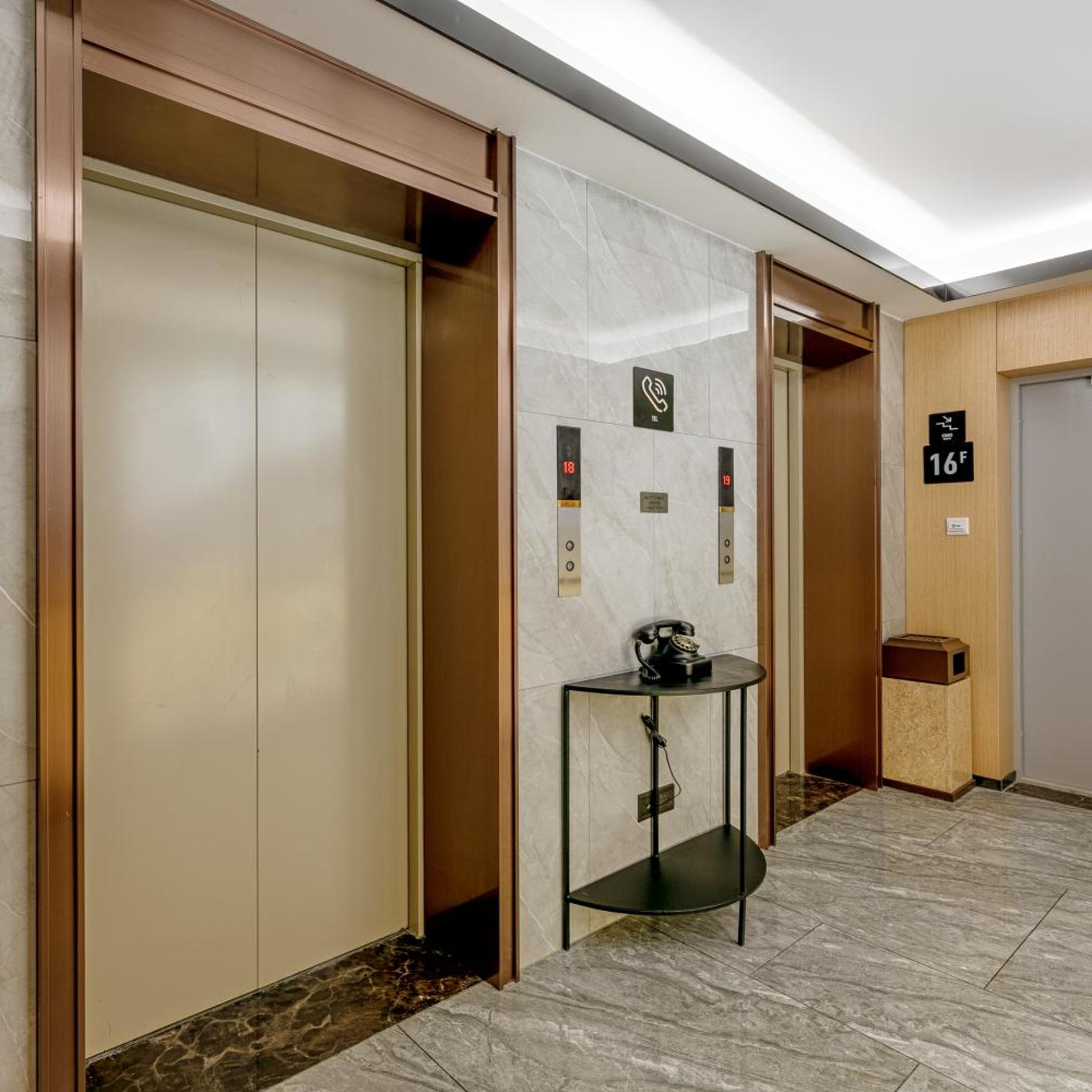 Atour Hotel (Baoji Administration Center, High-speed Railway South Station) 40/51