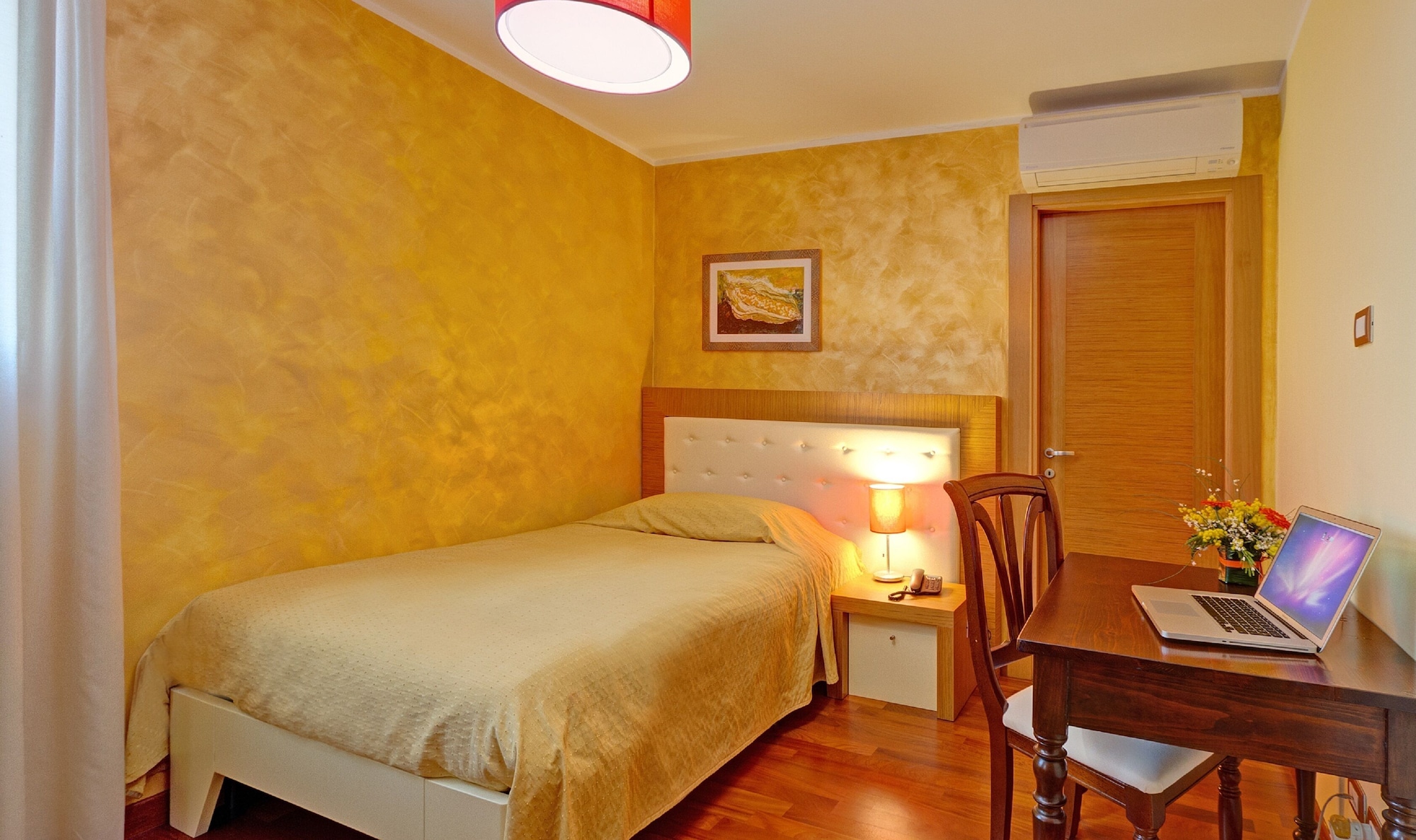 ROOM, SINGLE, PRIVATE BATHROOM