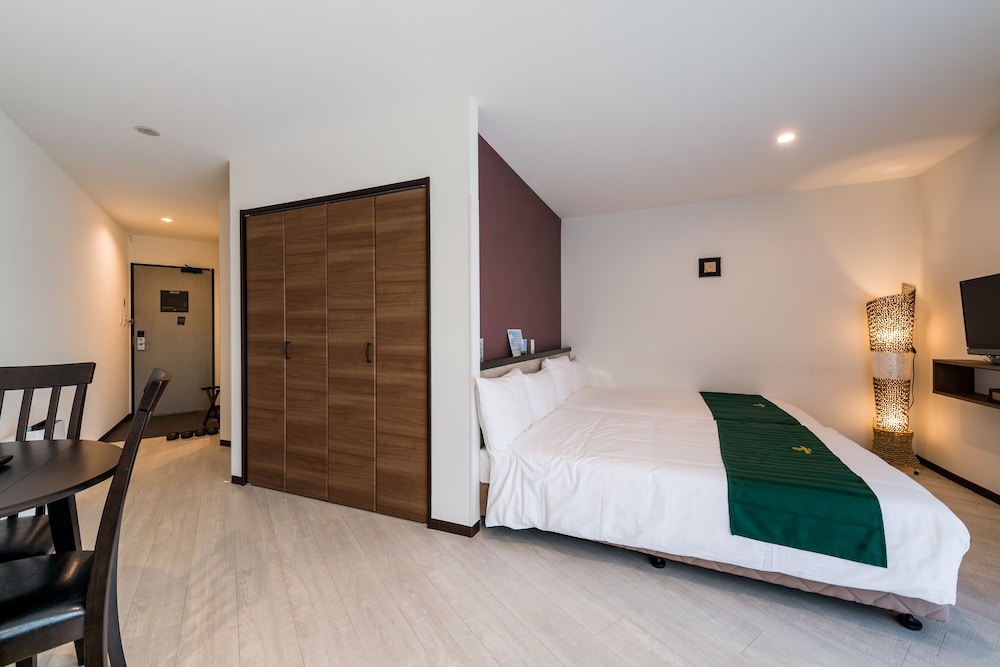 ROOM, TWIN BEDS, KITCHENETTE