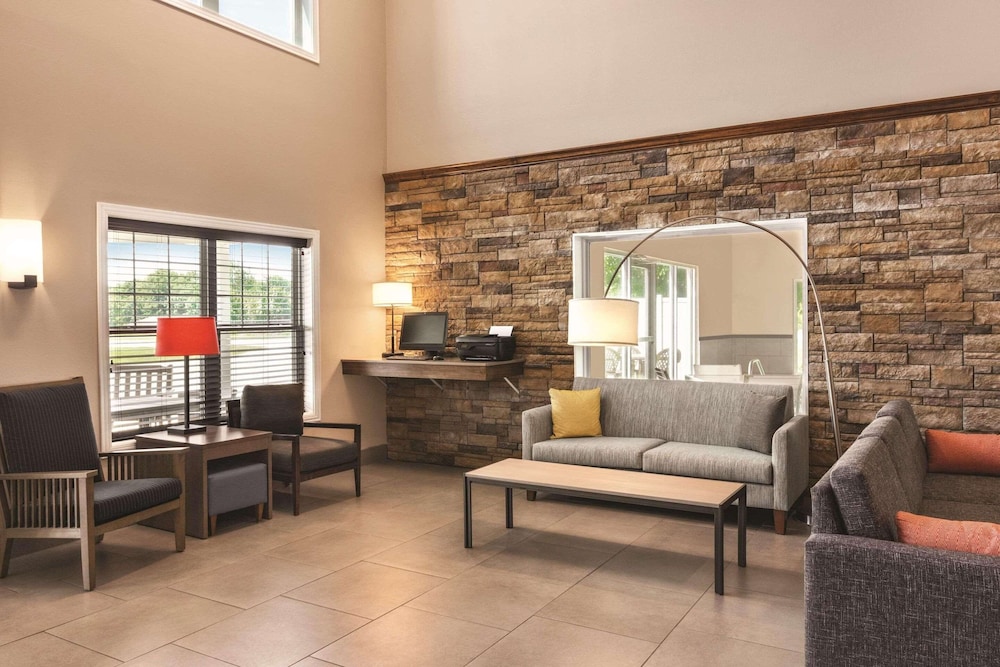 Country Inn & Suites by Radisson, Buffalo, MN 25/37