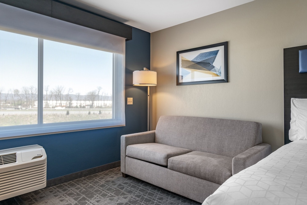 Holiday Inn Express And Suites Carlisle Southwest I-81 26/42