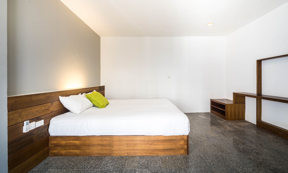 2 BEDROOMS, SUITE