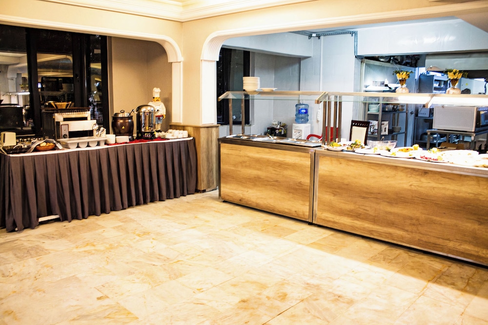 Medos hotel 11/56