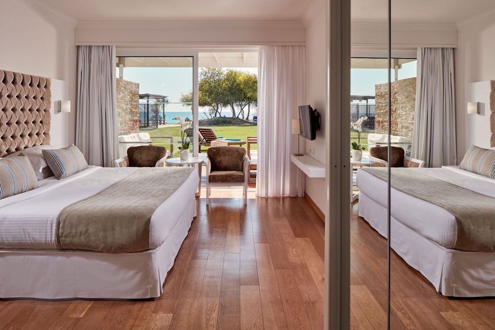 Grecian Bay Hotel 30/75