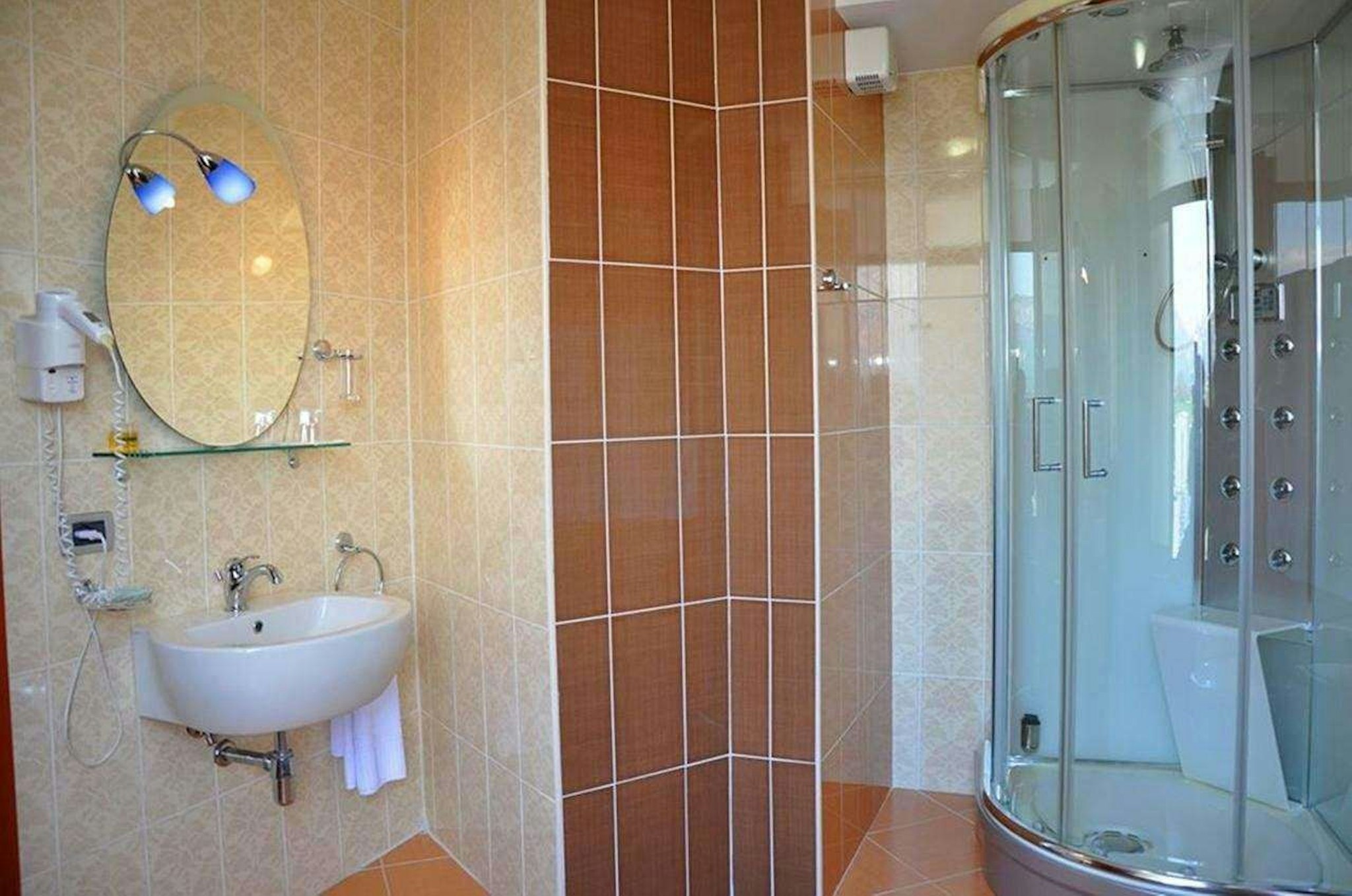 Hotel Airport Tirana 49/51