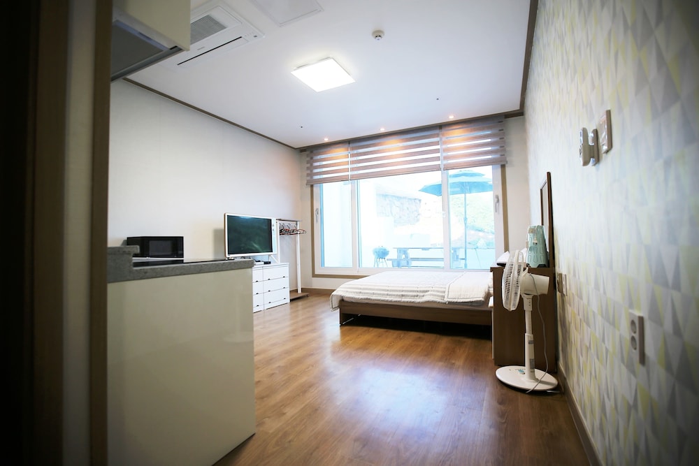 Flora Hostel Pension 10/25